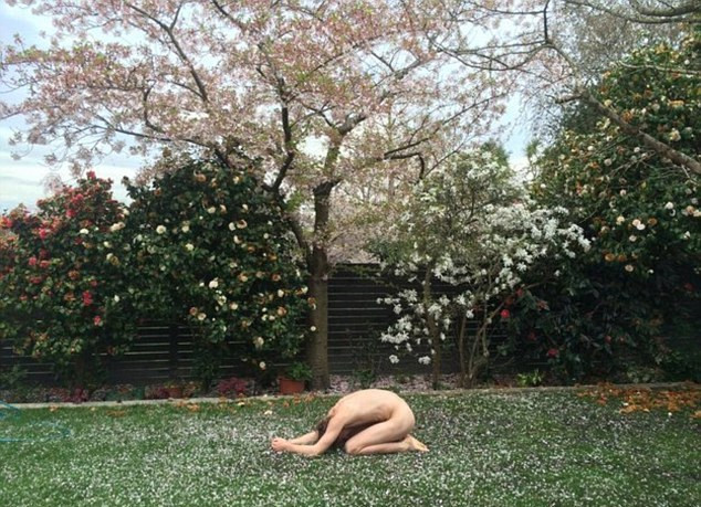 Trào lưu kỳ quặc lại xuất hiện: Chụp ảnh theo tư thế "gà khỏa thân" ảnh 7