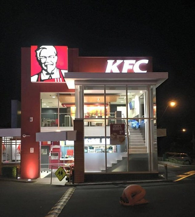 Trào lưu kỳ quặc lại xuất hiện: Chụp ảnh theo tư thế "gà khỏa thân" ảnh 2