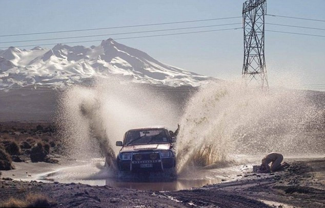 Trào lưu kỳ quặc lại xuất hiện: Chụp ảnh theo tư thế "gà khỏa thân" ảnh 5