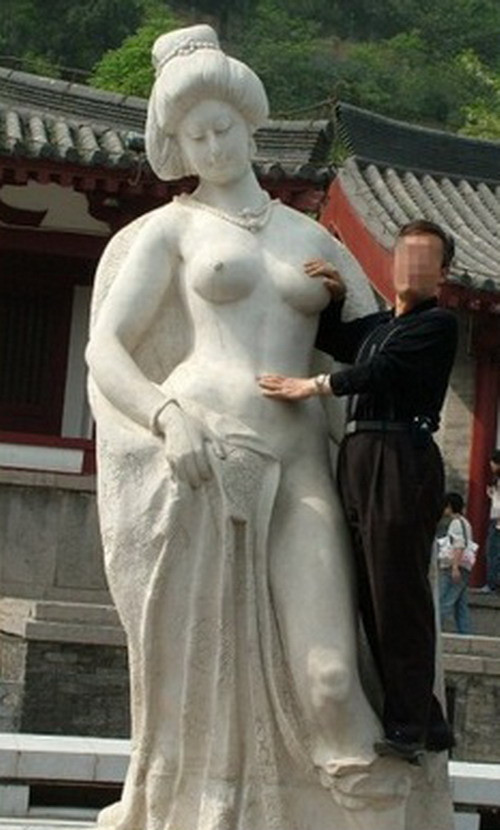 Du khách nam đua nhau sờ ngực tượng Dương Quý Phi khỏa thân ảnh 4