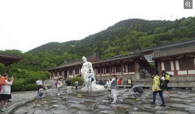 Du khách nam đua nhau sờ ngực tượng Dương Quý Phi khỏa thân ảnh 3