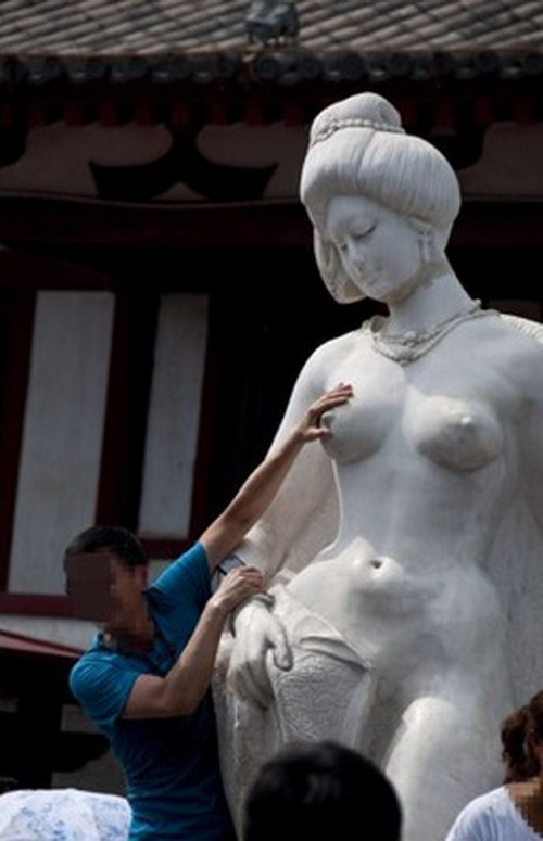 Du khách nam đua nhau sờ ngực tượng Dương Quý Phi khỏa thân ảnh 2