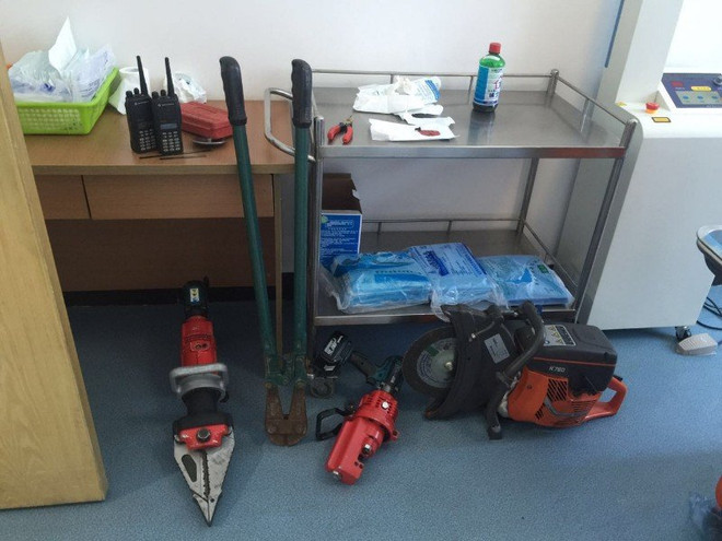 Nghẹt thở giải cứu người đàn ông bị ốc vít kẹp "của quý" ảnh 2