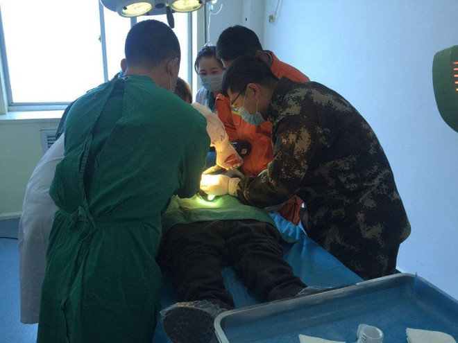 Nghẹt thở giải cứu người đàn ông bị ốc vít kẹp "của quý" ảnh 4