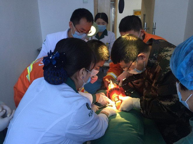 Nghẹt thở giải cứu người đàn ông bị ốc vít kẹp "của quý" ảnh 1