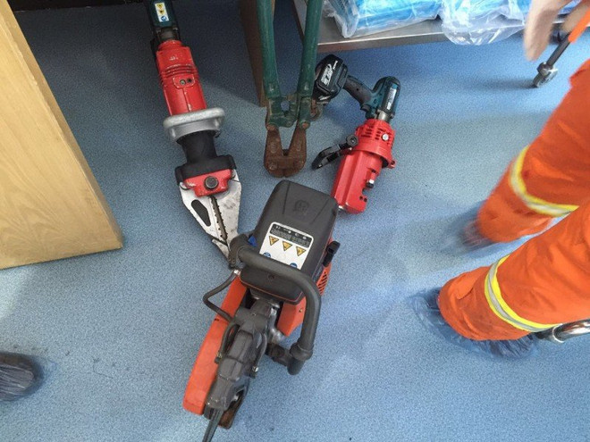 Nghẹt thở giải cứu người đàn ông bị ốc vít kẹp "của quý" ảnh 7