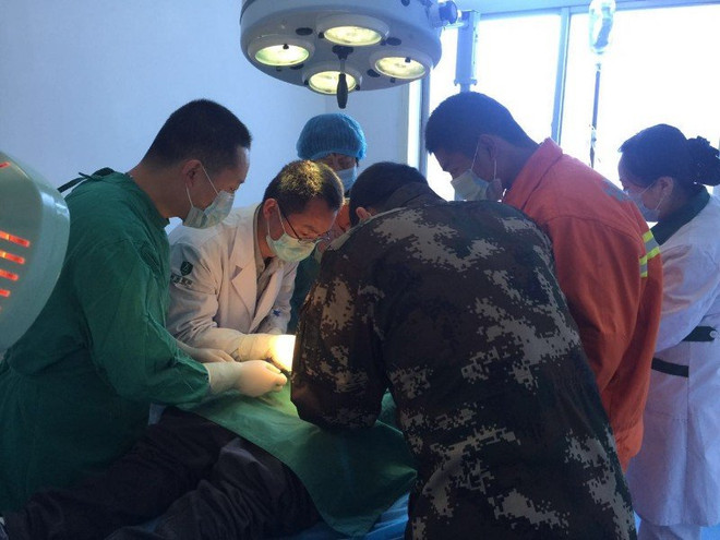 Nghẹt thở giải cứu người đàn ông bị ốc vít kẹp "của quý" ảnh 5