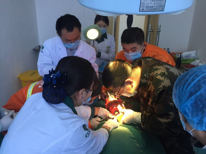 Nghẹt thở giải cứu người đàn ông bị ốc vít kẹp "của quý" ảnh 6