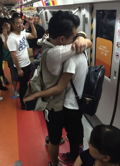 Cư dân mạng phát sốt với màn cầu hôn đồng tính trên tàu điện ảnh 1