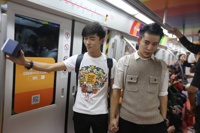 Cư dân mạng phát sốt với màn cầu hôn đồng tính trên tàu điện ảnh 3