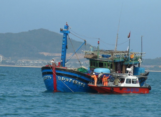 Lai dắt tàu cá cùng 12 ngư dân tỉnh Bình Định bị nạn vào bờ an toàn ảnh 1