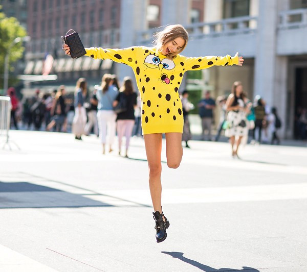 Năm mẫu áo váy nỉ Moschino khiến phái đẹp "thèm khát" ảnh 8