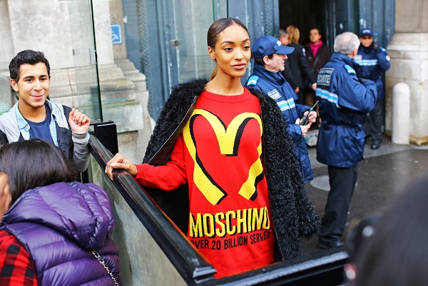 Năm mẫu áo váy nỉ Moschino khiến phái đẹp "thèm khát" ảnh 4