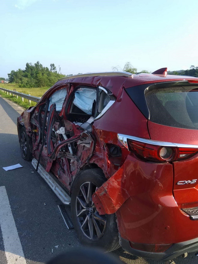 Hiện trường vụ xe bồn lao xuống cầu sau khi va chạm với ôtô con ảnh 3