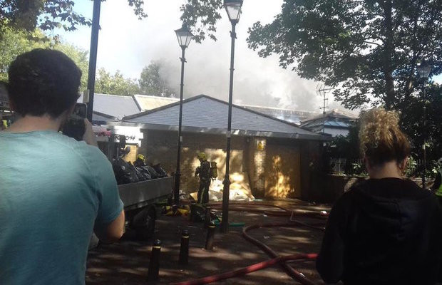 Anh: Cháy lớn tại một trung tâm giải trí ở thủ đô London ảnh 1