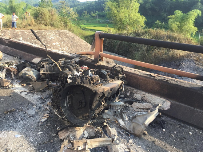 Hiện trường vụ xe bồn lao xuống cầu sau khi va chạm với ôtô con ảnh 1