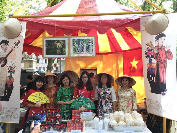 Văn hóa Việt Nam tạo điểm nhấn tại Lễ hội sứ quán 2018 của Hà Lan ảnh 1