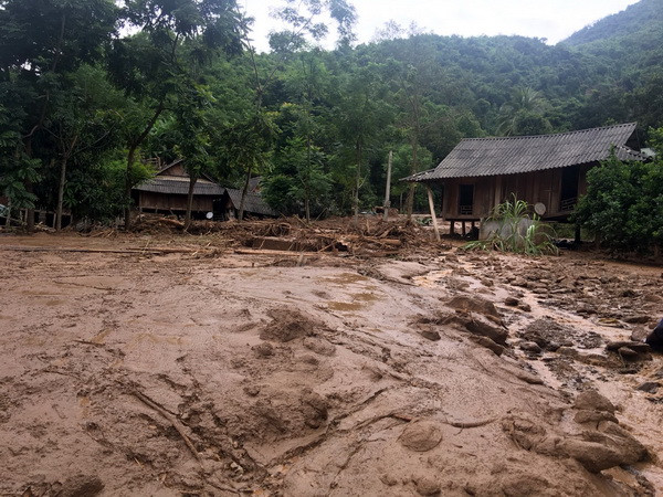 Học sinh Lai Châu vượt suối dữ tới trường khai giảng năm học mới ảnh 2