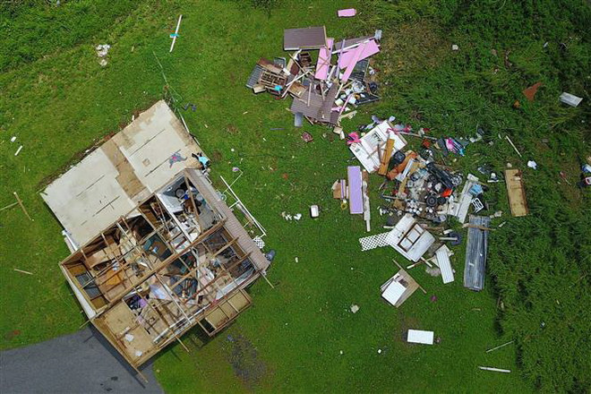 Một ngôi nhà bị tàn phá sau bão Maria ở San Juan, Puerto Rico ngày 24/9/2017. (Nguồn: AFP/TTXVN) Tổng thống Mỹ phủ nhận con số 3.000 người thiệt mạng do siêu bão Maria ảnh 1