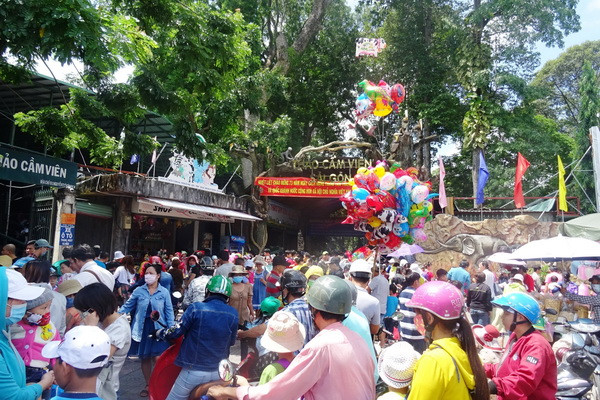 Các khu vui chơi giải trí tại TP Hồ Chí Minh đông kín khách tham quan ảnh 1