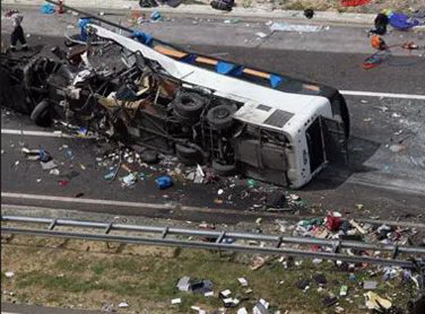 Xe bồn chở xăng đâm vào xe buýt, ít nhất 21 người thiệt mạng ảnh 1