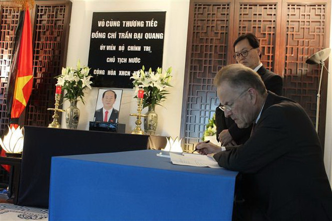 Đông đảo các Đại sứ đến viếng Chủ tịch nước Trần Đại Quang tại Thụy Sĩ ảnh 2