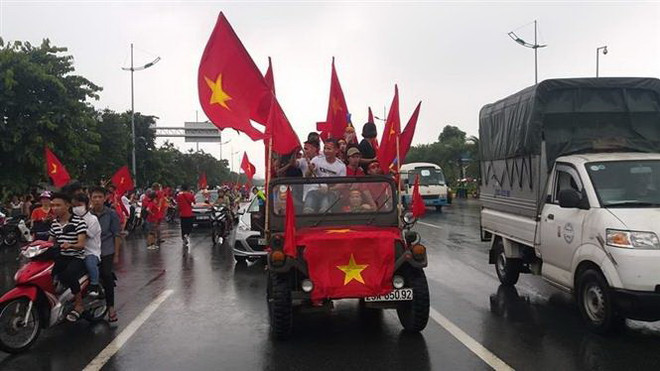 Người dân hân hoan đón chào Đoàn thể thao Việt Nam trở về ảnh 2