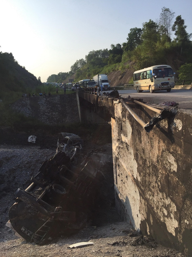 Hiện trường vụ xe bồn lao xuống cầu sau khi va chạm với ôtô con ảnh 2