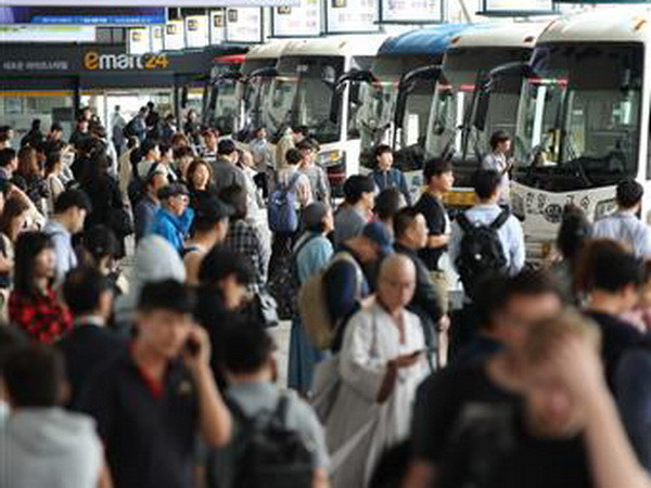 Hàng triệu người Hàn Quốc trở về quê đón Tết Trung Thu ảnh 1