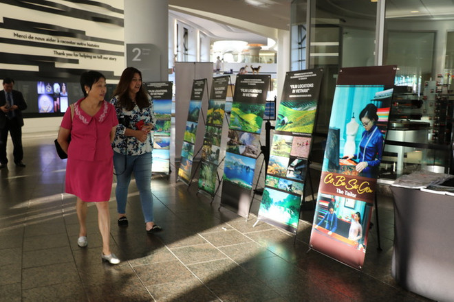 Các poster quảng cáo phim và danh lam thắng cảnh nổi tiếng của Việt Nam tại Ngày Phim Việt Nam ở Canada. (Ảnh: Vũ Hà/Vietnam) Đưa phim “Mỹ nhân” và “Cô Ba Sài Gòn” đến với khán giả Canada ảnh 1