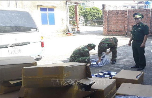 Bắt giữ 11.000 gói thuốc lá nhập lậu, đối tượng vận chuyển bỏ chạy ảnh 1