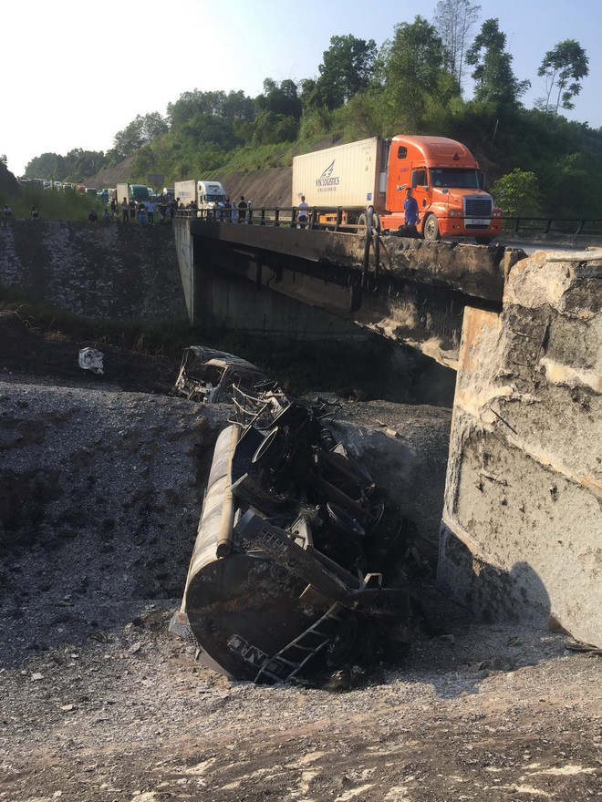 Hiện trường vụ xe bồn lao xuống cầu sau khi va chạm với ôtô con ảnh 4