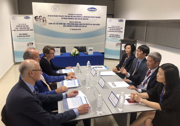 Vinamilk-Bệnh viện Chợ Rẫy ký kết hợp tác chiến lược nâng tầm quốc tế ảnh 1