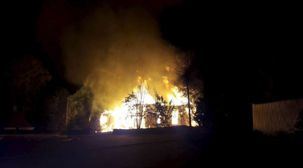 Phần Lan: Nghi có người phóng hỏa thiêu nhà thờ gỗ trên 250 năm tuổi ảnh 1