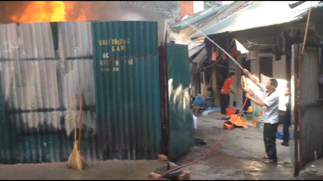 [Video] Cháy sát khu dân cư khiến nhiều người dân hoảng loạn ảnh 1