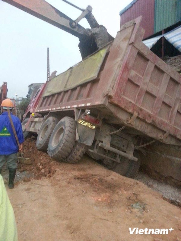 [Video] Hiện trường vụ xe tải công trình đè vỡ tường nhà dân ảnh 1