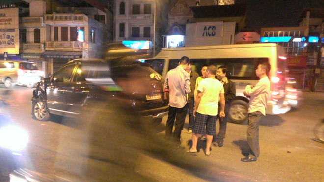 Hà Nội: Ôtô sang lấn làn, va chạm mạnh với xe biển xanh ở Nghi Tàm ảnh 7