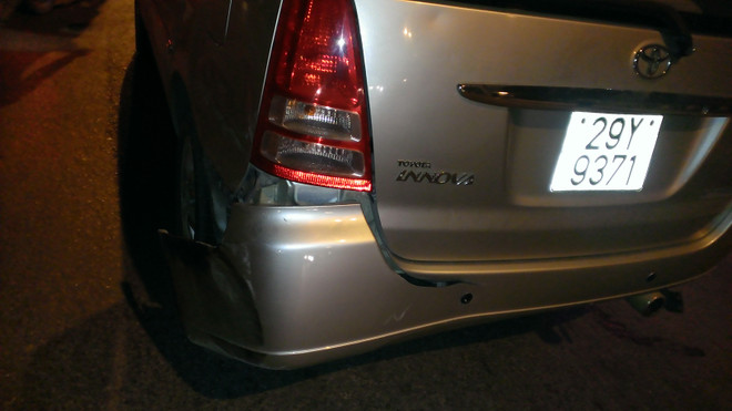 Hà Nội: Ôtô sang lấn làn, va chạm mạnh với xe biển xanh ở Nghi Tàm ảnh 5