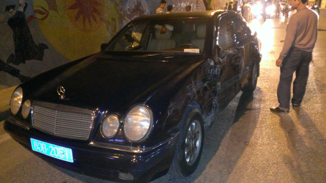 Hà Nội: Ôtô sang lấn làn, va chạm mạnh với xe biển xanh ở Nghi Tàm ảnh 2