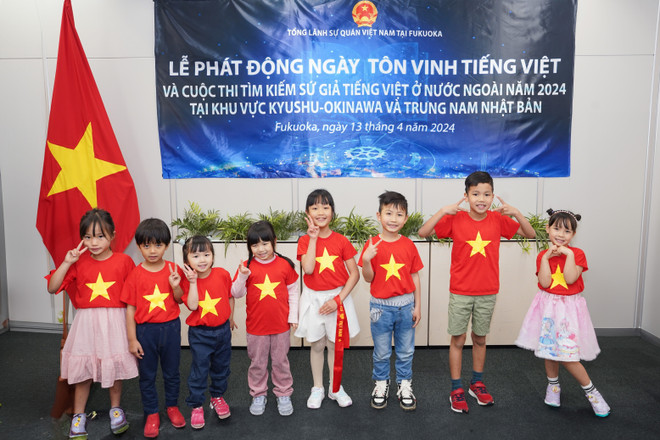 Các cháu nhỏ hào hứng với Cuộc thi tìm kiếm Sứ giả tiếng Việt ở nước ngoài năm 2024. (Ảnh: Phạm Tuân/TTXVN) ttxvn_tieng_viet.jpg