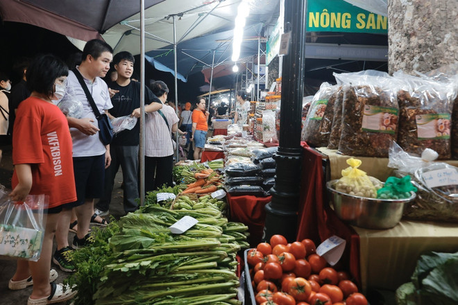 Đại biểu cắt băng khai mạc Hội chợ xúc tiến thương mại cho khu vực kinh tế tập thể, hợp tác xã năm 2024 (khu vực phía Bắc). (Ảnh: Minh Quyết/TTXVN) ttxvn_hop_tac_xa.jpeg