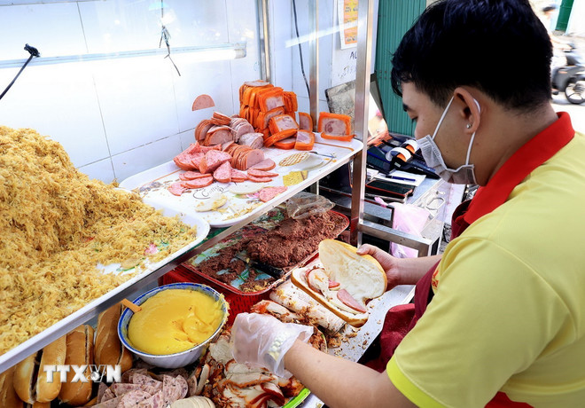 ベトナムのパンも有名な屋台料理です。(出典:VNA) ttxvn-banh-my-2-3139.jpg