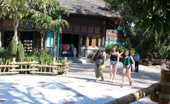 Khách du lịch trải nghiệm khu du lịch đảo Hòn Thơm, thành phố Phú Quốc (Kiên Giang). (Ảnh: Lê Huy Hải/TTXVN) ttxvn_hon_thom.jpg