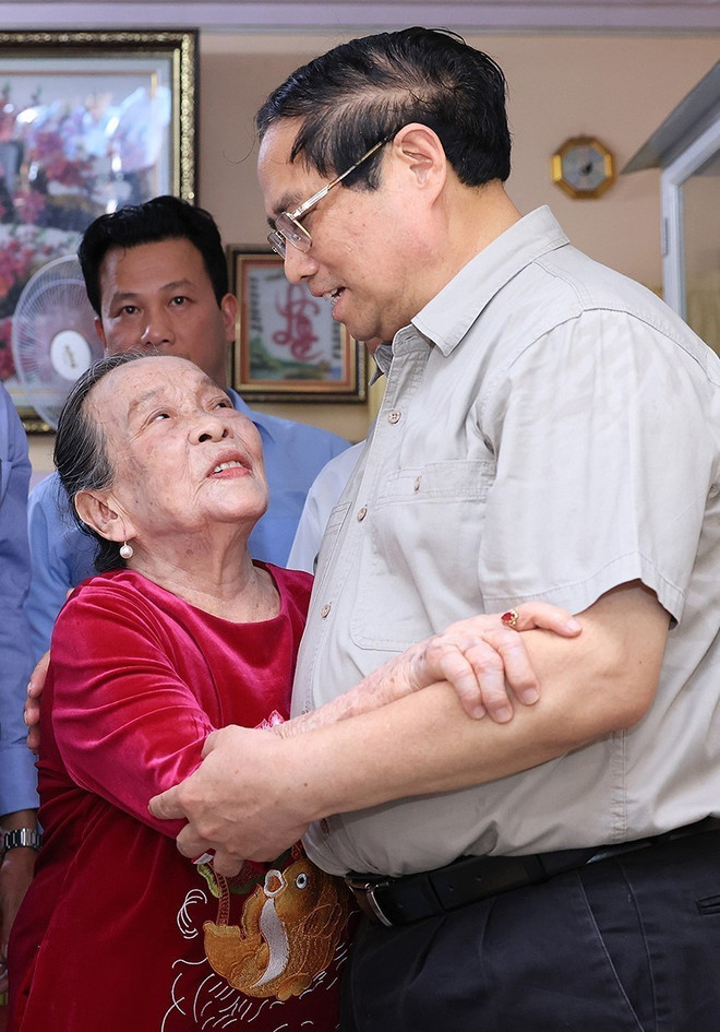 Thủ tướng Phạm Minh Chính thăm Anh hùng Lao động Hồ Thị Lượm ở phường Phước Mỹ, thành phố Phan Rang-Tháp Chàm, tỉnh Ninh Thuận. (Ảnh: Dương Giang/TTXVN) ttxvn_thu_tuong_ho_thi_luom_4.jpg