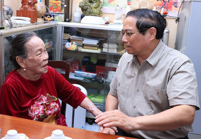 Thủ tướng Phạm Minh Chính thăm Anh hùng Lao động Hồ Thị Lượm ở phường Phước Mỹ, thành phố Phan Rang-Tháp Chàm, tỉnh Ninh Thuận. (Ảnh: Dương Giang/TTXVN) ttxvn_thu_tuong_ho_thi_luom_1.jpg