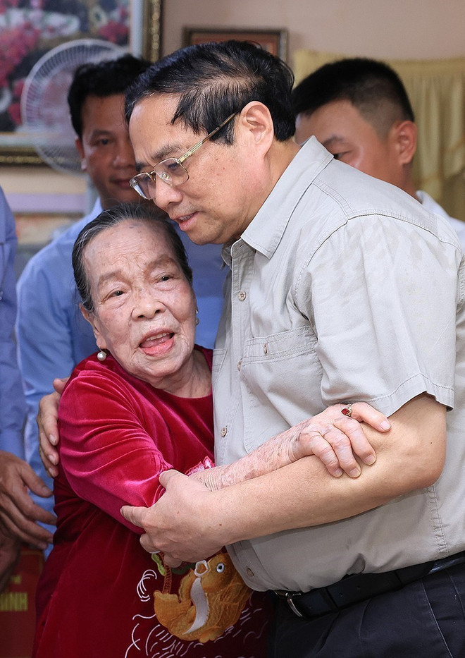 Thủ tướng Phạm Minh Chính thăm Anh hùng Lao động Hồ Thị Lượm ở phường Phước Mỹ, thành phố Phan Rang-Tháp Chàm, tỉnh Ninh Thuận. (Ảnh: Dương Giang/TTXVN) ttxvn_thu_tuong_ho_thi_luom_3.jpg
