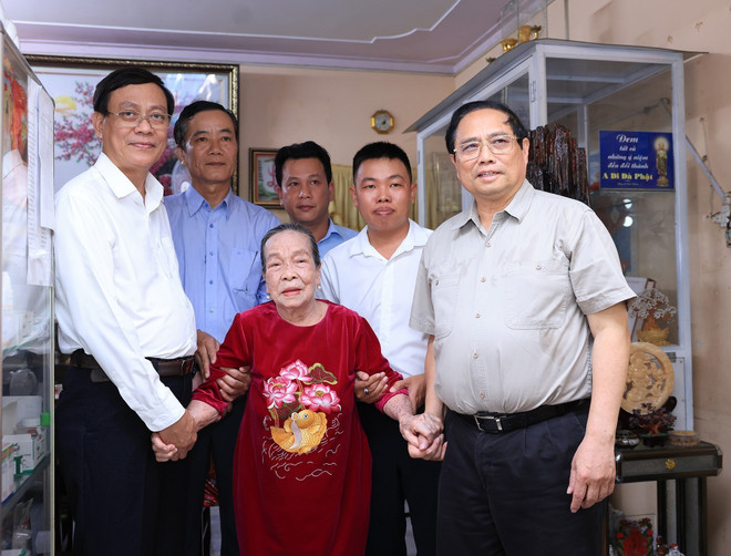 Thủ tướng Phạm Minh Chính thăm Anh hùng Lao động Hồ Thị Lượm ở phường Phước Mỹ, thành phố Phan Rang-Tháp Chàm, tỉnh Ninh Thuận. (Ảnh: Dương Giang/TTXVN) ttxvn_thu_tuong_ho_thi_luom_2.jpg
