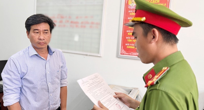Công an tỉnh An Giang tống đạt các Quyết định và Lệnh cấm đi khỏi nơi cư trú đối với bị can Nguyễn Quang Minh. (Ảnh: TTXVN phát) ttxvn_nguyen_quang_minh.jpeg