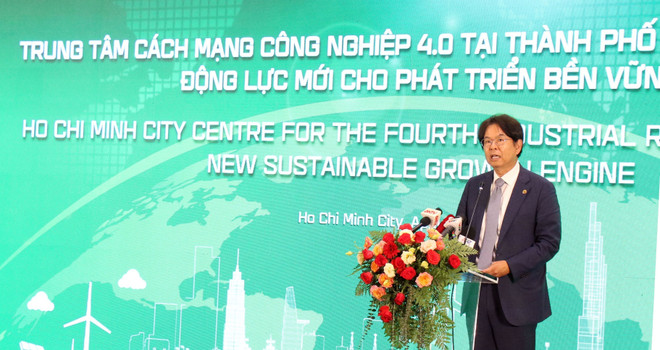 Ông Kim Byoungho, Chủ tịch HDBank, thành viên đồng sáng lập Trung tâm Cách mạng Công nghiệp 4.0 tại Thành phố Hồ Chí Minh, trình bày tham luận tại hội thảo. (Ảnh: Tiến Lực/TTXVN) ttxvn_kim.jpg