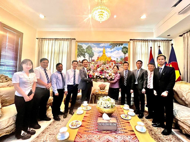 Đại sứ Việt Nam tại Malaysia Đinh Ngọc Linh, trưởng các cơ quan đại diện, chụp ảnh kỷ niệm cùng Đại sứ Lào Viengsavanh Sipraseuth và nhân viên Đại sứ quán Lào. (Ảnh: Hằng Linh/TTXVN) ttxvn_malaysia.jpg